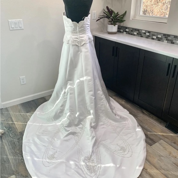 🚫SOLD🚫Gorgeous beaded White Scalloped Bodice wedding gown Sz 10 - Picture 4 of 11